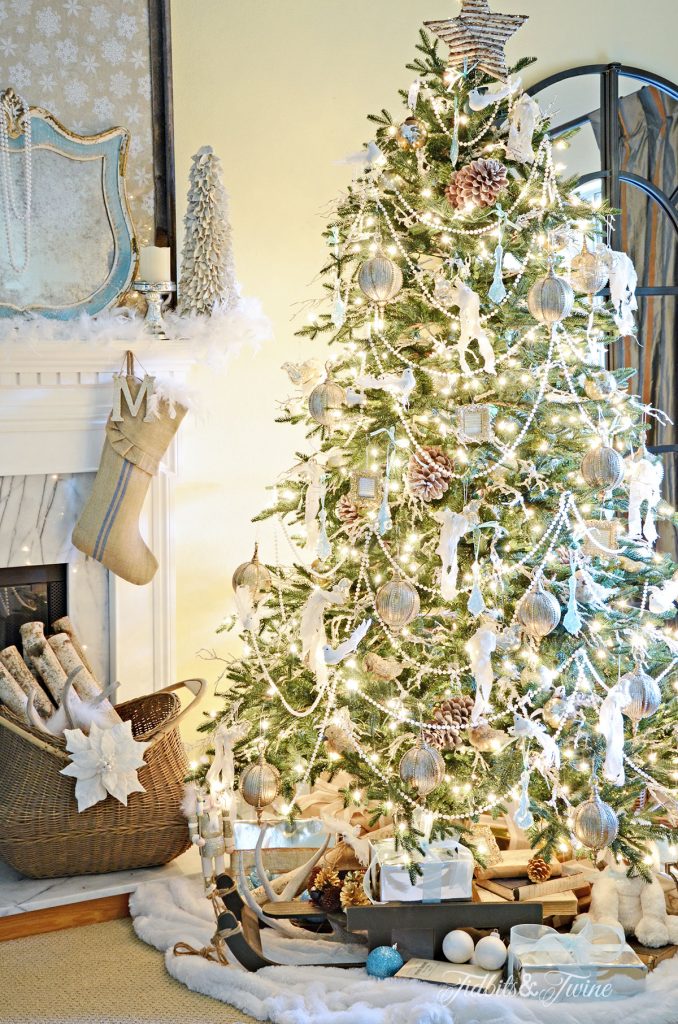 30 Beautiful Christmas Tree Garland Decoration Ideas - Christmas