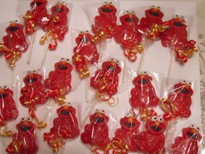 Elmo lollipops are perfect christmas favors for kids. Photo Credit: http://img0.etsystatic.com/000/0/6346837/il_fullxfull.298878580.jpg?ref=l2