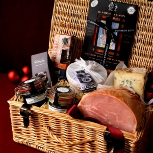 Decoration and Presentation of a Christmas Food Gift Hamper. Photo Credit: christmasdreams.weebly.com