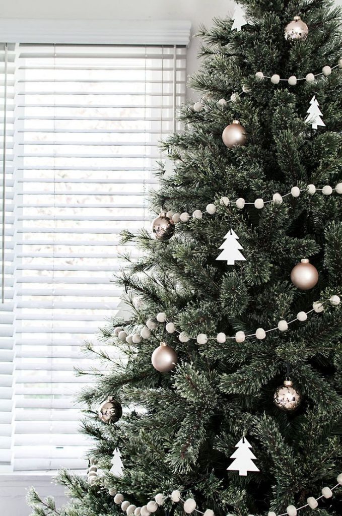 30 Beautiful Christmas  Tree Garland  Decoration Ideas 